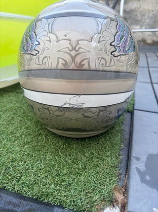 Casco de moto Shark con diseño de mariposas
