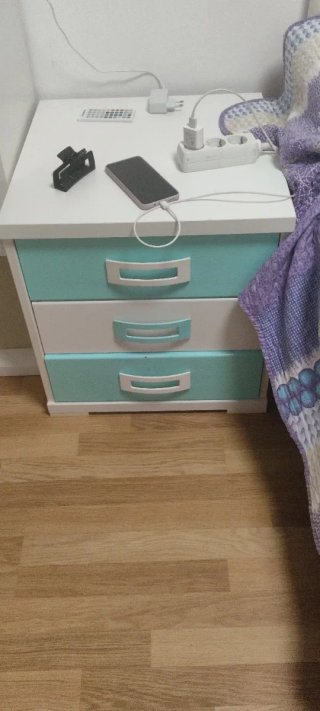 Mesita de noche 3 cajones. URGE VENTA