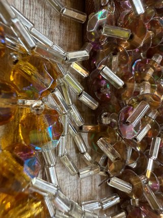 Adorno escote pedrería y cristales