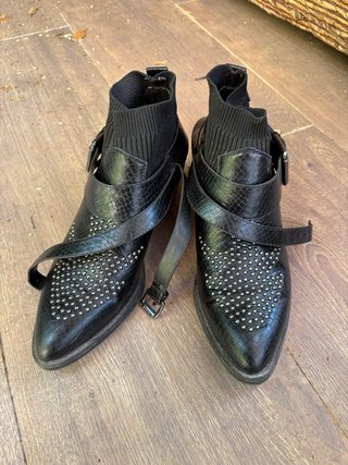 Botines Bershka Negros con Tachuelas