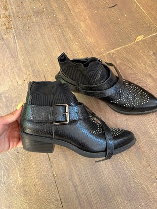 Botines Bershka Negros con Tachuelas