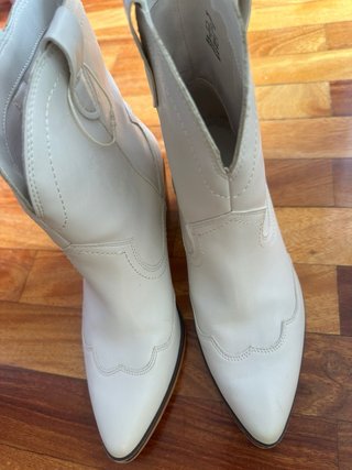 Botas camperas blancas tacón
