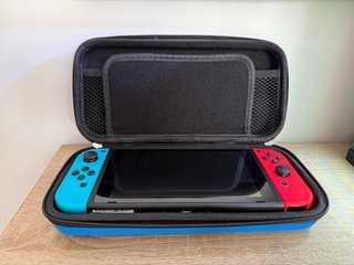 Nintendo Switch Azul y Rojo Completa