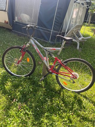 Bicicleta de montaña roja