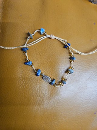 Pulsera azul y plateada con dije