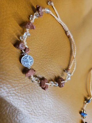 Pulsera azul y plateada con dije