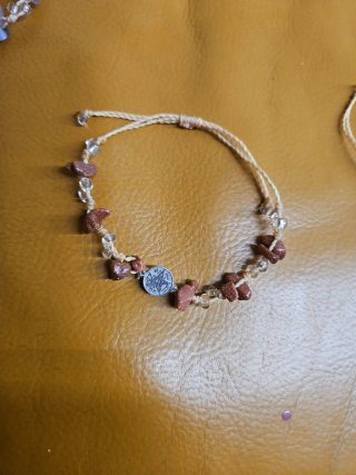Pulsera azul y plateada con dije