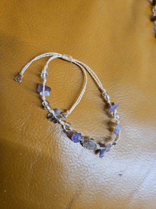 Pulsera azul y plateada con dije