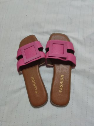 Sandalias rosas con hebilla cuadrada