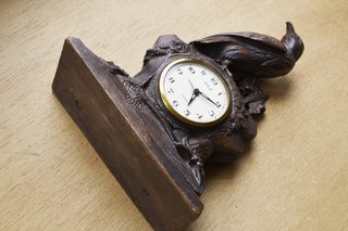 Reloj de sobremesa antiguo de nogal