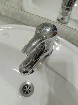 Mueble de baño con griferia