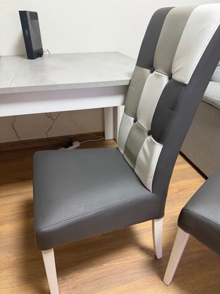 Mesa extensible cerrada 140x90 50€  cada silla 10€