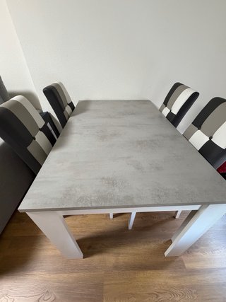Mesa extensible cerrada 140x90 50€  cada silla 10€