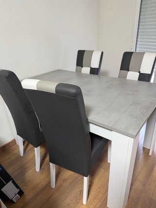 Mesa extensible cerrada 140x90 50€  cada silla 10€