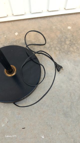 Lámpara de pie moderna negra