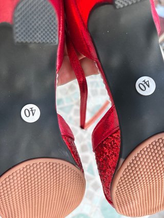 Zapatos de baile rojos brillantes