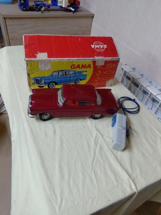Coche antiguo Mercedes Gama 375