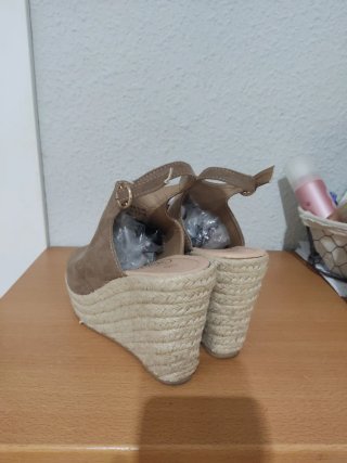Sandalias cuña beige/marrón