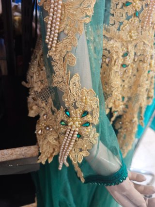 Vestido verde con encaje dorado