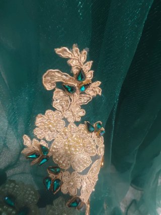 Vestido verde con encaje dorado