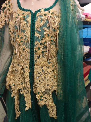 Vestido verde con encaje dorado