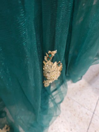 Vestido verde con encaje dorado