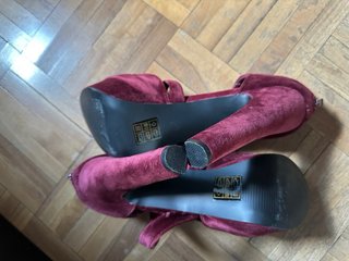 Sandalias de tacón burdeos.