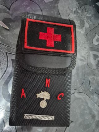 Custodia tattica nera con croce rossa