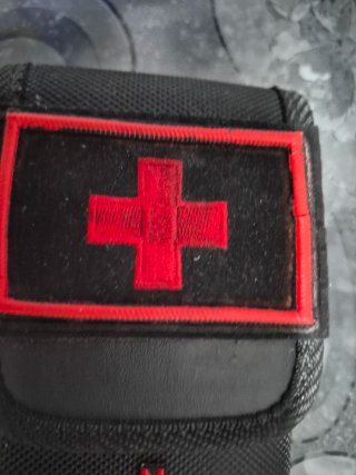 Custodia tattica nera con croce rossa