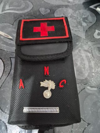 Custodia tattica nera con croce rossa