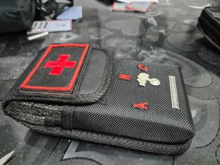 Custodia tattica nera con croce rossa