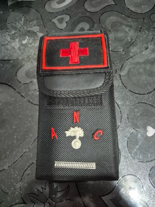 Custodia tattica nera con croce rossa