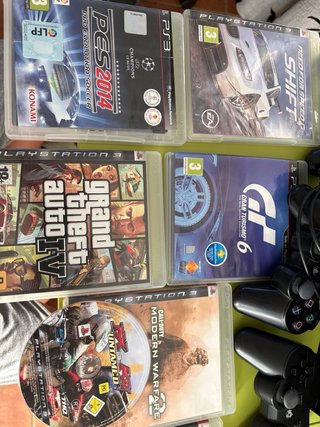 Consola PS3 Negra + 8 Juegos y 3 Mandos