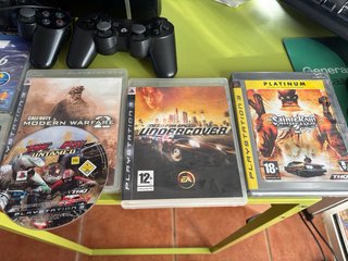 Consola PS3 Negra + 8 Juegos y 3 Mandos