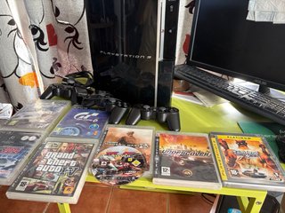 Consola PS3 Negra + 8 Juegos y 3 Mandos