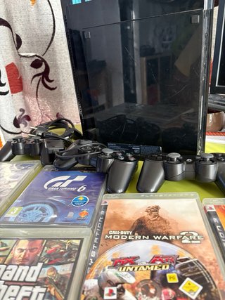 Consola PS3 Negra + 8 Juegos y 3 Mandos