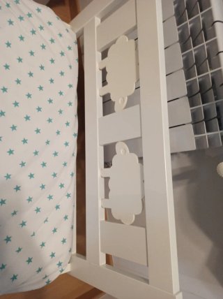 Cama infantil blanca con barreras