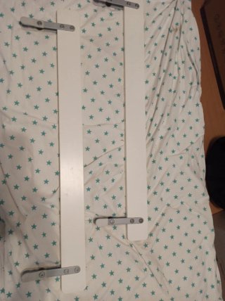 Cama infantil blanca con barreras