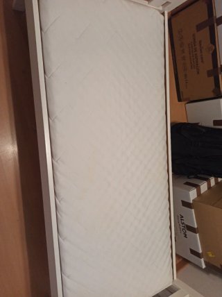 Cama infantil blanca con barreras