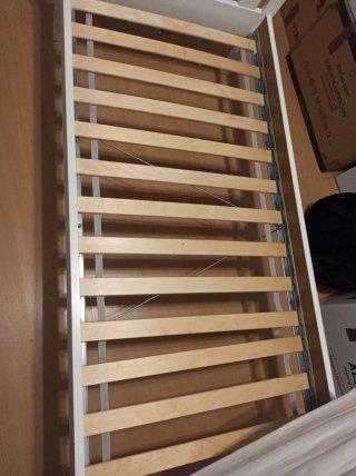 Cama infantil blanca con barreras