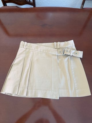 Falda plisada beige con cinturón