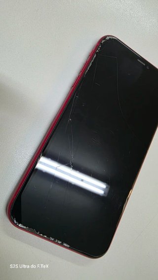 iPhone 11 Vermelho - Apenas para Peças