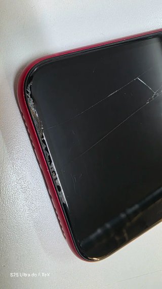 iPhone 11 Vermelho - Apenas para Peças