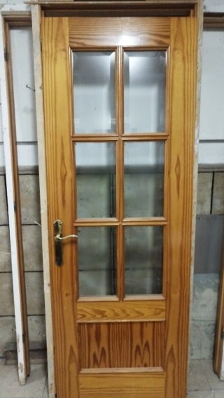 Puerta de madera con cristal
