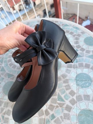 Zapatos negros con lazo y tira