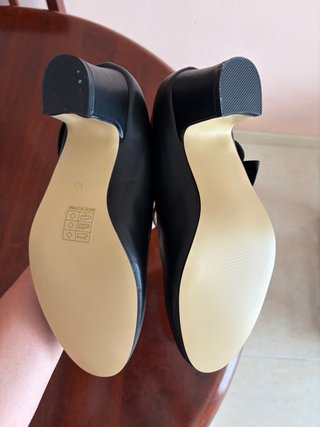 Zapatos negros con lazo y tira
