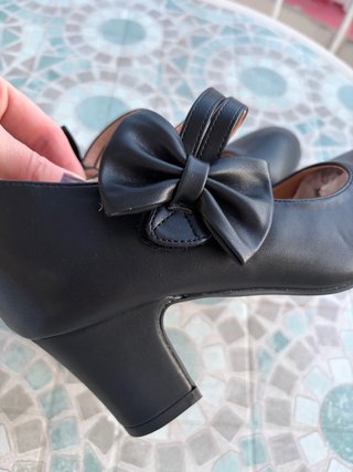 Zapatos negros con lazo y tira