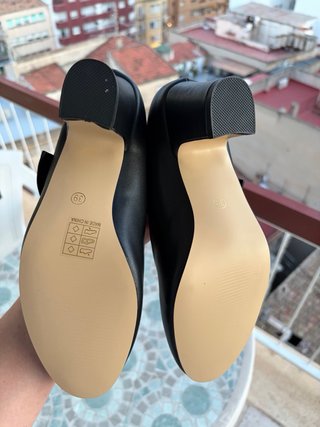 Zapatos negros con lazo y tira