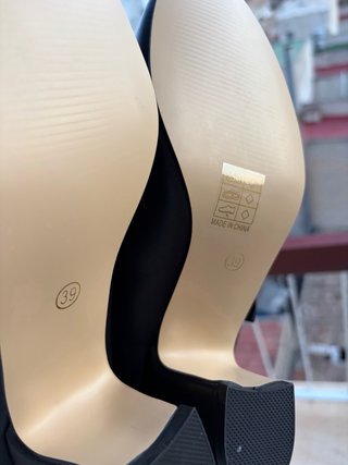Zapatos negros con lazo y tira
