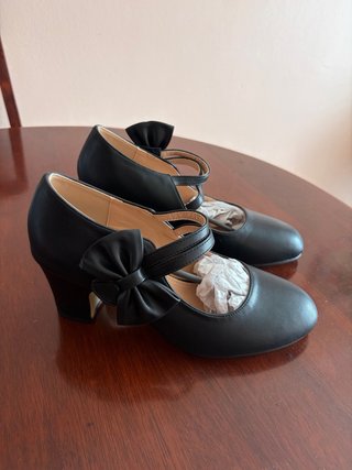 Zapatos negros con lazo y tira